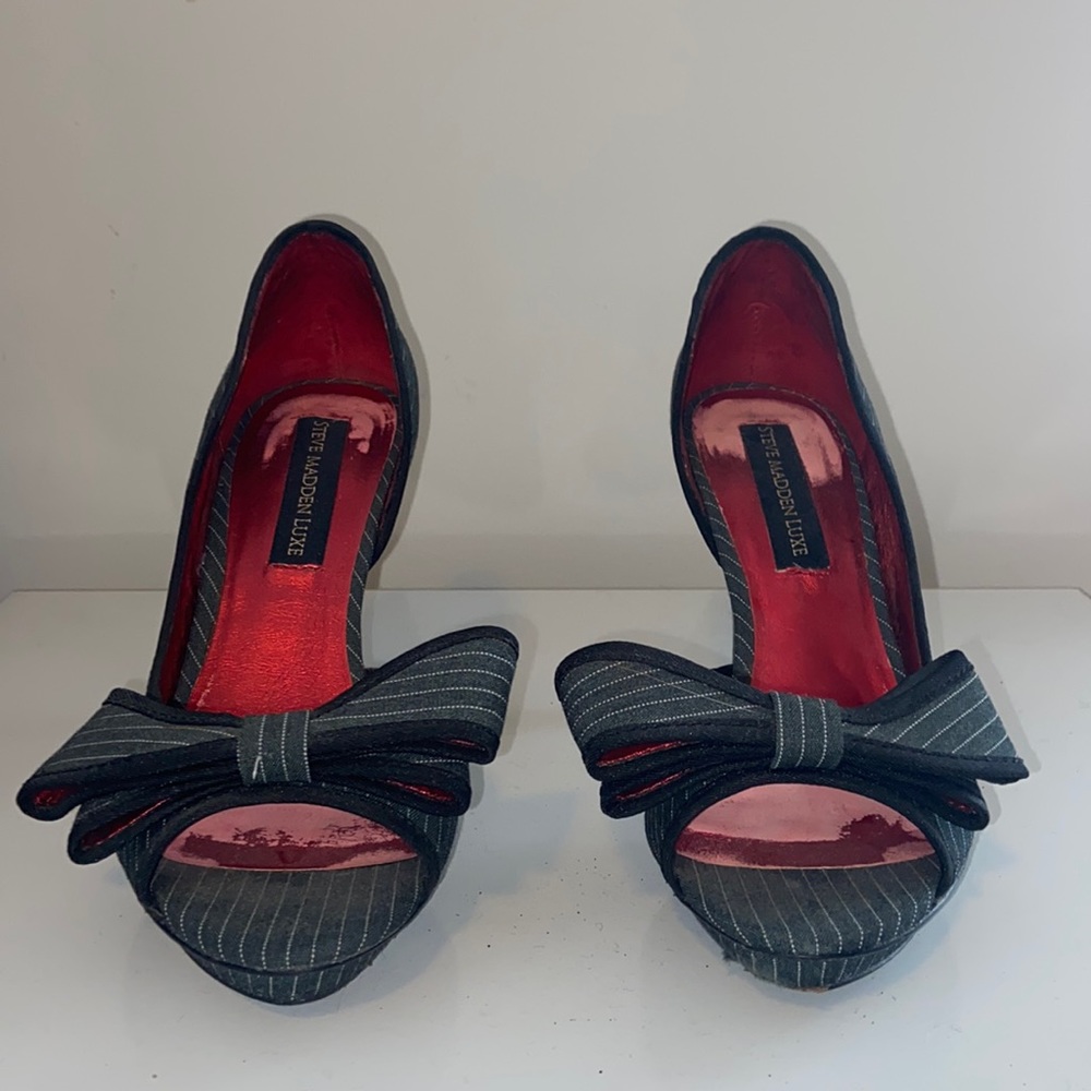 Steve Madden Luxe Pinstripe and Bow Peep Toe